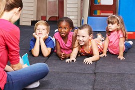 Kinder kneten im Kindergarten