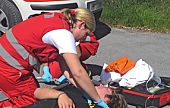 Rettungssanitäterin versorgt Patientin