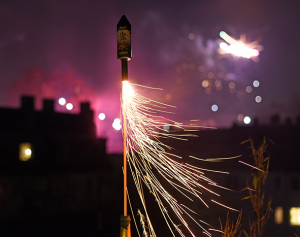 Rakete Feuerwerk zündet