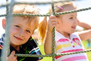 Kinder am Klettergerüst