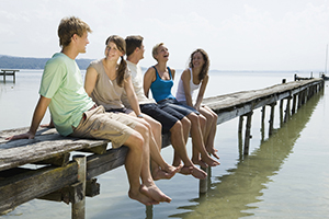 Junge Menschen am Meer